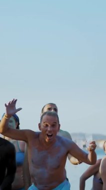 Hurghada, Mısır - 24 Ekim 2018: hotel Prima hayat. Mayolar millet, Kuru renk toz, deniz yaz, gün batımında sahilde eğlenin.