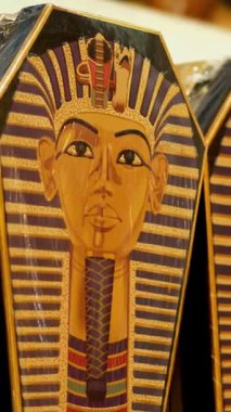 Hurghada, Mısır - 24 Ekim 2018: yakın çekim, çeşitli taş, ahşap, cam ve metal, turistler için Hediyelik eşya, Hatıra(lık) anmalık