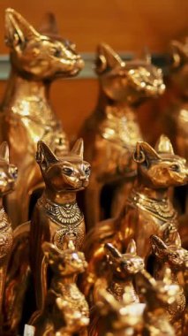 Hurghada, Mısır - 24 Ekim 2018: yakın çekim, çeşitli taş, ahşap, cam ve metal, turistler için Hediyelik eşya, Hatıra(lık) anmalık