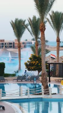 Sharm El Sheikh, Mısır - 5 Nisan 2018: Otel Jaz Belvedere. otel topraklarında personeli ile özel bir duman makine sivrisinekler zehir. Çalılar bulutlar duman yükselişi