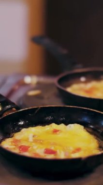 omlet, sahanda yumurta, yağlı, kirli, tavada iki ocakta pişirilir. soba çok kirli. tava üzerinde bir ışık gördüğün duman
