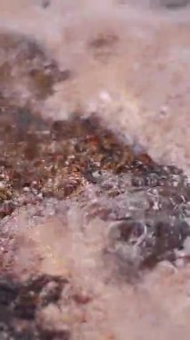 yakın çekim, ölü mercan ve kum deniz sörf, temiz su kapsar. Yumuşak deniz dalgası kumsala üzerinde. Deniz plaj