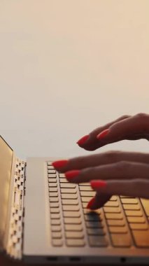 Serbest çalışan, gün doğumunda havuz kenarında dizüstü bilgisayarla çalışan kadın eller. Serbest çalışan, uzaktan kumandalı. İş ve tatil için deniz kenarındaki tatil beldesinde.