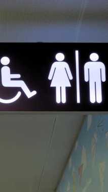 İmzala. İşaretçi. Tuvalet ya da tuvalet. İmza engelli tuvalet tabelası, engelliler için tuvalet. Kadın ve erkek sembolleri umumi tuvaletler, su dolapları için tabaklar üzerinde. Havaalanındaki işaret..