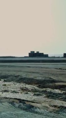 Araba sürüyorum. Çölün içinden geçen yol. Yol kenarında terk edilmiş. Çöl manzarası seyyar bir otobüsün yolcu tarafındaki penceresinden çöl otoyolu boyunca ilerliyor..