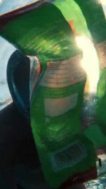 Denizde ya da okyanusta çöp toplama. Adam, şnorkel maskesi takıyor, yüzüyor ve suya atılmış çöpleri topluyor. Yakın plan. Deniz, okyanus kirliliği. çevre koruması,