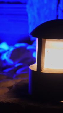 Güneş enerjili bahçe feneri. alçak bahçe feneri geceleri parlıyor, bahçeyi aydınlatıyor.