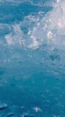 Jakuzi. Yakın plan. Açık jakuzide kaynayan su, havuz. Tropikal tatil köyü, deniz kenarında.