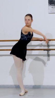 Bale sanatçısı, teknik bar çalışması sırasında kolunun tam konumunu gösteriyor..