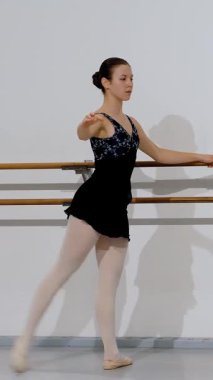 Genişletilmiş kol ve uygun ağırlık dağılımını gösteren bale kombinasyonunun son konumu.