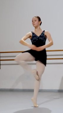 Kurumsal bale tekniği uygulayan dansçı, kollara ve ayaklara odaklanmış durumda..