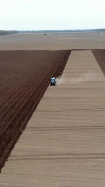 Havacılık. Özel treyleri olan traktör toprağı, toprağı sürüp daha fazla otomatikleştirilmiş toprak tarlalarına iniyor, patates ekiyor. Modern tarım. Eko çiftliği.