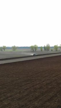 CHERKASY, UKRAINE, 28 NİSAN 2020: Aero. Tarım arazisi, özel donanımlı traktörler toprağı sürerler, patates ekerler. Çiftliklerde otomatik patates ekimi. Modern tarım. Bahar güneşli gün