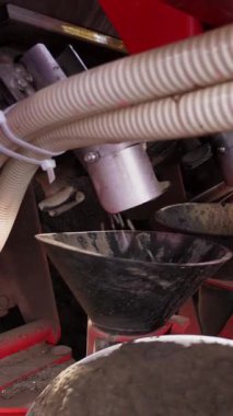 Yakın plan, çiftçi otomatikman tarladaki düz toprak sıralarına patates eker, daha iyi patates büyümesi için toprağa mineral gübresi ekler. Modern tarım. Bahar güneşli gün
