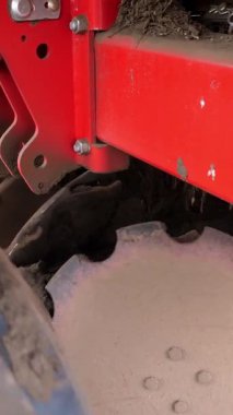 Yakın plan, çiftçi otomatikman tarladaki düz toprak sıralarına patates eker, daha iyi patates büyümesi için toprağa mineral gübresi ekler. Modern tarım. Bahar güneşli gün