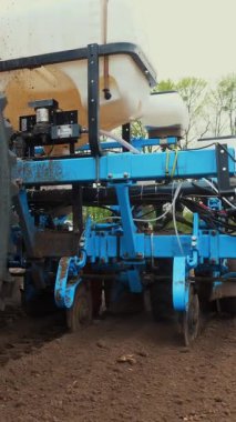 Tohum ekiciyle birlikte Traktör 'ün yakınına. Mısır ekme, toprağa mısır ekme, bahar mevsiminde pnömatik ekme makinesi. Tohum ekici ile traktördeki çiftçi tarlayı işliyor.