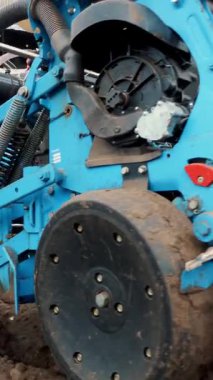 Tohum ekiciyle birlikte Traktör 'ün yakınına. Mısır ekme, toprağa mısır ekme, bahar mevsiminde pnömatik ekme makinesi. Tohum ekici ile traktördeki çiftçi tarlayı işliyor.