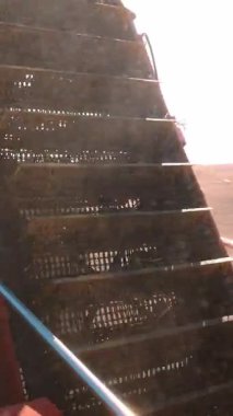 Patates hasadı. Patates biçme makinesi. Yakın plan. Taze hasat edilmiş patatesler nakliye köprüsünden Tipper 'a gelir. Çiftlik tarlasında patates hasat eden çiftlik makineleri..