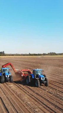 CHERKASSY, UKRAINE, 24 Eylül 2021: Patates hasadı. Hava manzaralı. Patates biçme makinesi. Çiftlik arazisinde patates hasat eden çiftlik makineleri. Akıllı çiftçilik.