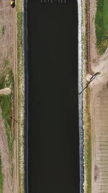 Havacılık. Üst Manzara. İnsan yapımı özel su depolama havuzu, tankı ya da tarımsal tarlaların sulanması için su deposu. Yakınlarda su almak için bir pompa istasyonu var. çiftçilikte modern teknoloji.