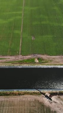 Havacılık. Üst Manzara. İnsan yapımı özel su depolama havuzu, tankı ya da tarımsal tarlaların sulanması için su deposu. Yakınlarda su almak için bir pompa istasyonu var. çiftçilikte modern teknoloji.