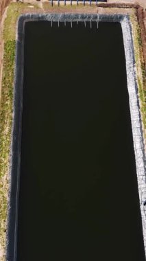 Havacılık. Üst Manzara. İnsan yapımı özel su depolama havuzu, tankı ya da tarımsal tarlaların sulanması için su deposu. Yakınlarda su almak için bir pompa istasyonu var. çiftçilikte modern teknoloji.
