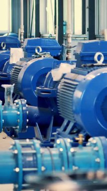 Elektrik pompa istasyonundaki ekipman. Pompalar yakınlardaki bir nehirden sulama tankına su taşır. Çiftlik alanlarının sulanmasında modern teknolojiler