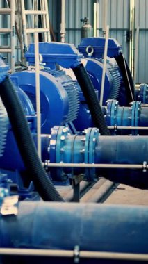 Elektrik pompa istasyonundaki ekipman. Pompalar yakınlardaki bir nehirden sulama tankına su taşır. Çiftlik alanlarının sulanmasında modern teknolojiler