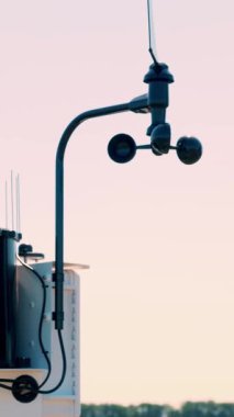 Meteorolojik cihaza yakın çekim. Çiftlik arazisinde, sulama tankının yanında küçük bir hava istasyonu. Akıllı tarım teknolojisi kavramı