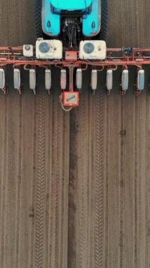 Özel hassas ekicileri olan traktör tarlada çalışıyor, mısır ekimi var, ya da ayçiçeği. Çiftlikte ekim mevsimi. Tarım alanında modern teknolojiler. Hava araştırması, bahar..