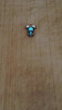 hava etüdü, üst görünüm, yay, özel hassas yetiştiricileri ile bir traktör alanında çalışıyor, mısır dikim var, veya ayçiçeği. çiftlikte ekim sezonu. tarımda modern teknolojiler.