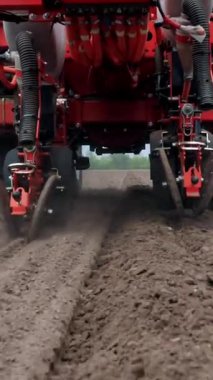 yakın çekim, özel hassas yetiştiricileri ile traktör, tohum alanında çalışıyor, tarım makineleri taze sürülmüş arazi içine mısır veya ayçiçeği tohumu dikim