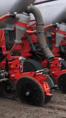 UKRAINE, CHERKASY, 6 Mayıs 2019: Yakın plan, özel hassas ekicileri olan traktör, tohum ekici tarlada çalışıyor, tarım makineleri mısır ekiyor, veya yeni sürülmüş toprağa ayçiçeği tohumu ekiyor