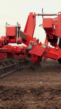 UKRAINE, CHERKASY, 6 Mayıs 2019: yakın plan, traktör yetiştiricisi toprağı işliyor, kazıyor. Traktör tarlayı sürüyor. Yeni sürülmüş topraklara toprak kazmak için otomatik dümen. bahar.