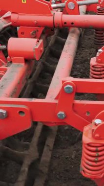 yakın çekim, traktör kültivatörü yetiştirir, toprağı kazar. traktör alanı pulluklar. taze sürülmüş arazi içine çiftlikte toprak kazma küçlük için otomatik çapa makinesi. Bahar