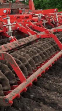 yakın çekim, traktör kültivatörü yetiştirir, toprağı kazar. traktör alanı pulluklar. taze sürülmüş arazi içine çiftlikte toprak kazma küçlük için otomatik çapa makinesi. Bahar