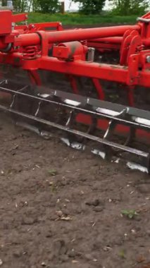 yakın çekim, traktör kültivatörü yetiştirir, toprağı kazar. traktör alanı pulluklar. taze sürülmüş arazi içine çiftlikte toprak kazma küçlük için otomatik çapa makinesi. Bahar