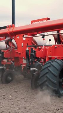 UKRAINE, CHERKASY, 6 Mayıs 2019: Yakın plan, özel hassas ekicileri olan traktör, tohum ekici tarlada çalışıyor, tarım makineleri mısır ekiyor, veya yeni sürülmüş toprağa ayçiçeği tohumu ekiyor