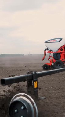 UKRAINE, CHERKASY, 6 Mayıs 2019: Yakın plan, özel hassas ekicileri olan traktör, tohum ekici tarlada çalışıyor, tarım makineleri mısır ekiyor, veya yeni sürülmüş toprağa ayçiçeği tohumu ekiyor