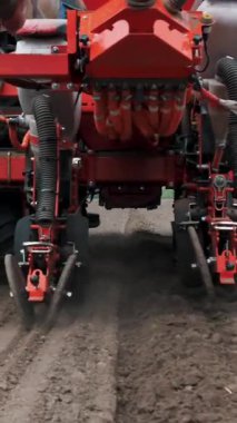 UKRAINE, CHERKASY, 6 Mayıs 2019: Yakın plan, özel hassas ekicileri olan traktör, tohum ekici tarlada çalışıyor, tarım makineleri mısır ekiyor, veya yeni sürülmüş toprağa ayçiçeği tohumu ekiyor