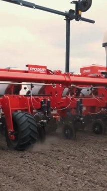 UKRAINE, CHERKASY, 6 Mayıs 2019: Yakın plan, özel hassas ekicileri olan traktör, tohum ekici tarlada çalışıyor, tarım makineleri mısır ekiyor, veya yeni sürülmüş toprağa ayçiçeği tohumu ekiyor