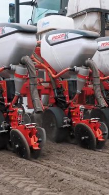 yakın çekim, özel hassas yetiştiricileri ile traktör, tohum alanında çalışıyor, tarım makineleri taze sürülmüş arazi içine mısır veya ayçiçeği tohumu dikim.