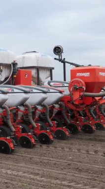 UKRAINE, CHERKASY, 6 Mayıs 2019: Yakın plan, özel hassas ekicileri olan traktör, tohum ekici tarlada çalışıyor, tarım makineleri mısır ekiyor, veya yeni sürülmüş toprağa ayçiçeği tohumu ekiyor