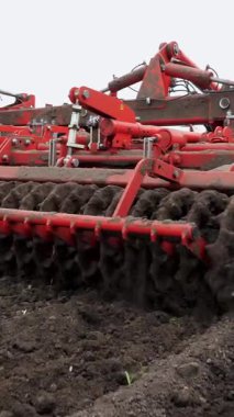 yakın çekim, traktör kültivatörü yetiştirir, toprağı kazar. traktör alanı pulluklar. taze sürülmüş arazi içine çiftlikte toprak kazma küçlük için otomatik çapa makinesi. Bahar