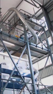 Mısır. İşlem fabrikası. Modern ekipmanlı endüstriyel üretim tesisleri. Modern mısır tohumu üretim tesisi. Tarım sektörü.