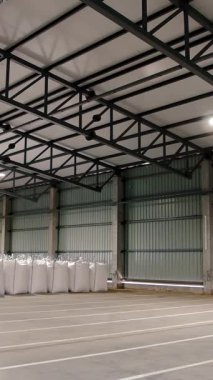 Tarım deposu. Depo. Torbalar dolusu mısır tohumu, tahıl. Mısır tohumları için büyük bir depo üretim, satın alma ve satışa hazırlık.