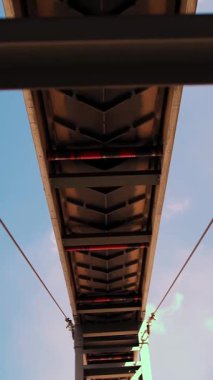 Taşıyıcı bant. Yakın plan. Gökyüzü arka planına karşı. Alt manzara. Otomatik taşıma bandı modern işleme fabrikası olan fabrikada bir atölyeden diğerine hammadde taşır..