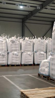 Tarım deposu. Depo. Torbalar dolusu mısır tohumu, tahıl. Tohum tedarik ve depolama için büyük bir tarım işletmesi deposu