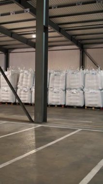 Tarım deposu. Depo. Torbalar dolusu mısır tohumu, tahıl. Tohum tedarik ve depolama için büyük bir tarım işletmesi deposu