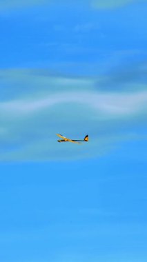 Açık Mavi Gökyüzüne Karşı Radyo Kontrollü Planör Uçağı - Havacılık Hevesleri ve Macera Posterleri İçin Mükemmel